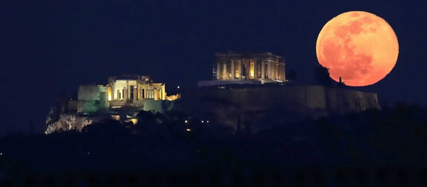 «Ροζ Υπερπανσέληνος»: Πότε έρχεται το φωτεινότερο φεγγάρι του έτους